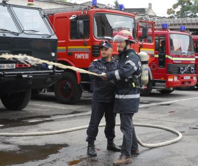 De ziua lor, pompierii orădeni îşi deschid porţile